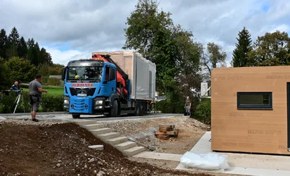 Kako potekata dostava in postavitev modularne hiše Cubie?