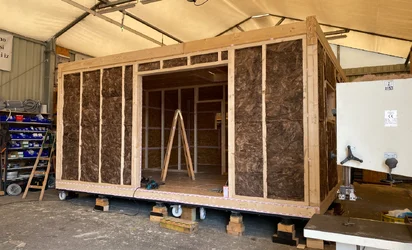 Modularne lesene hiše – naravna pot do udobnega doma