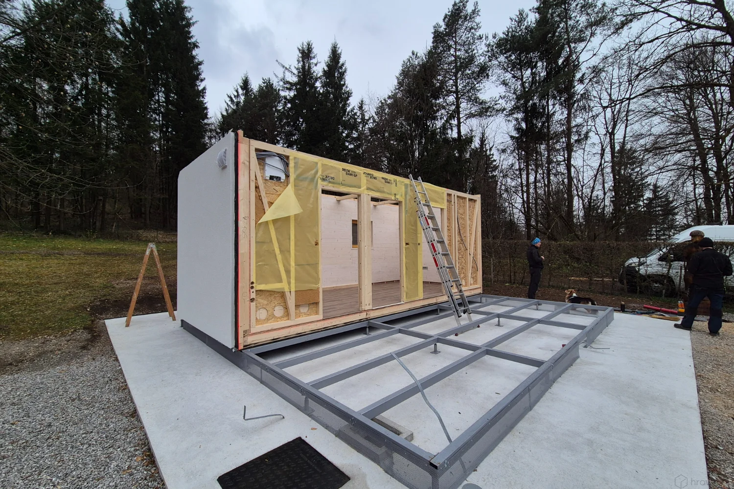 nivelirno dno pri modularni hi&scaron;i s perforirano mrežico