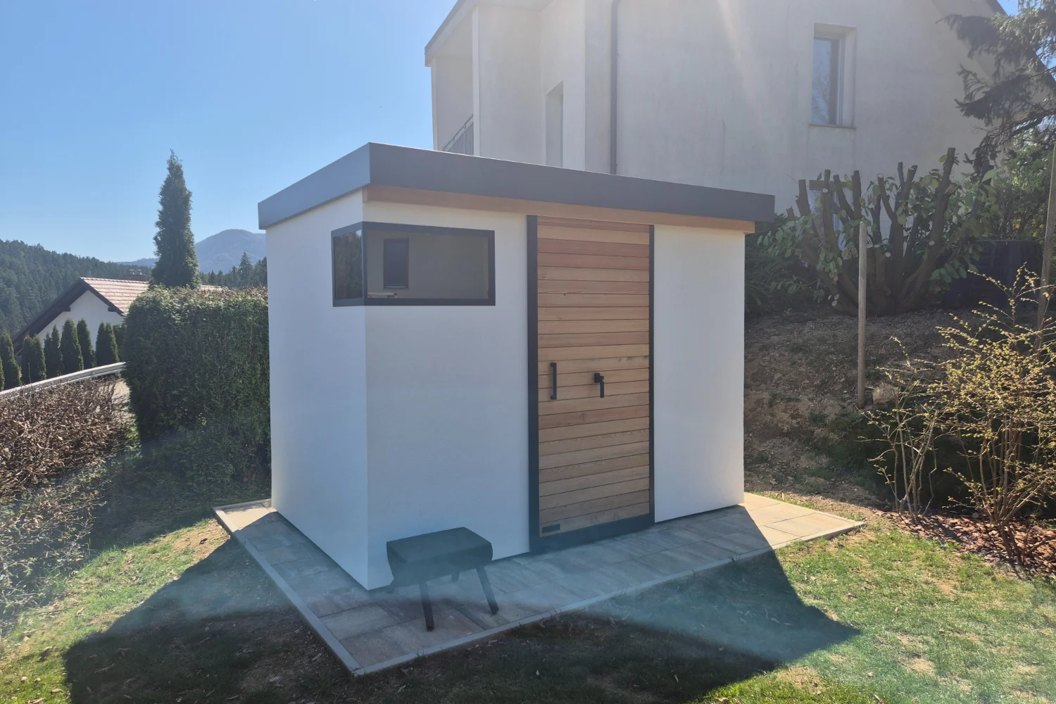 Vrtna lopa s kotnim oknom-7