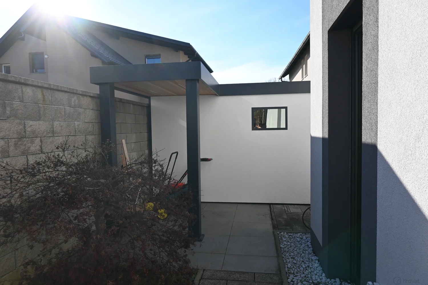 Vrtna uta z nadstre&scaron;kom