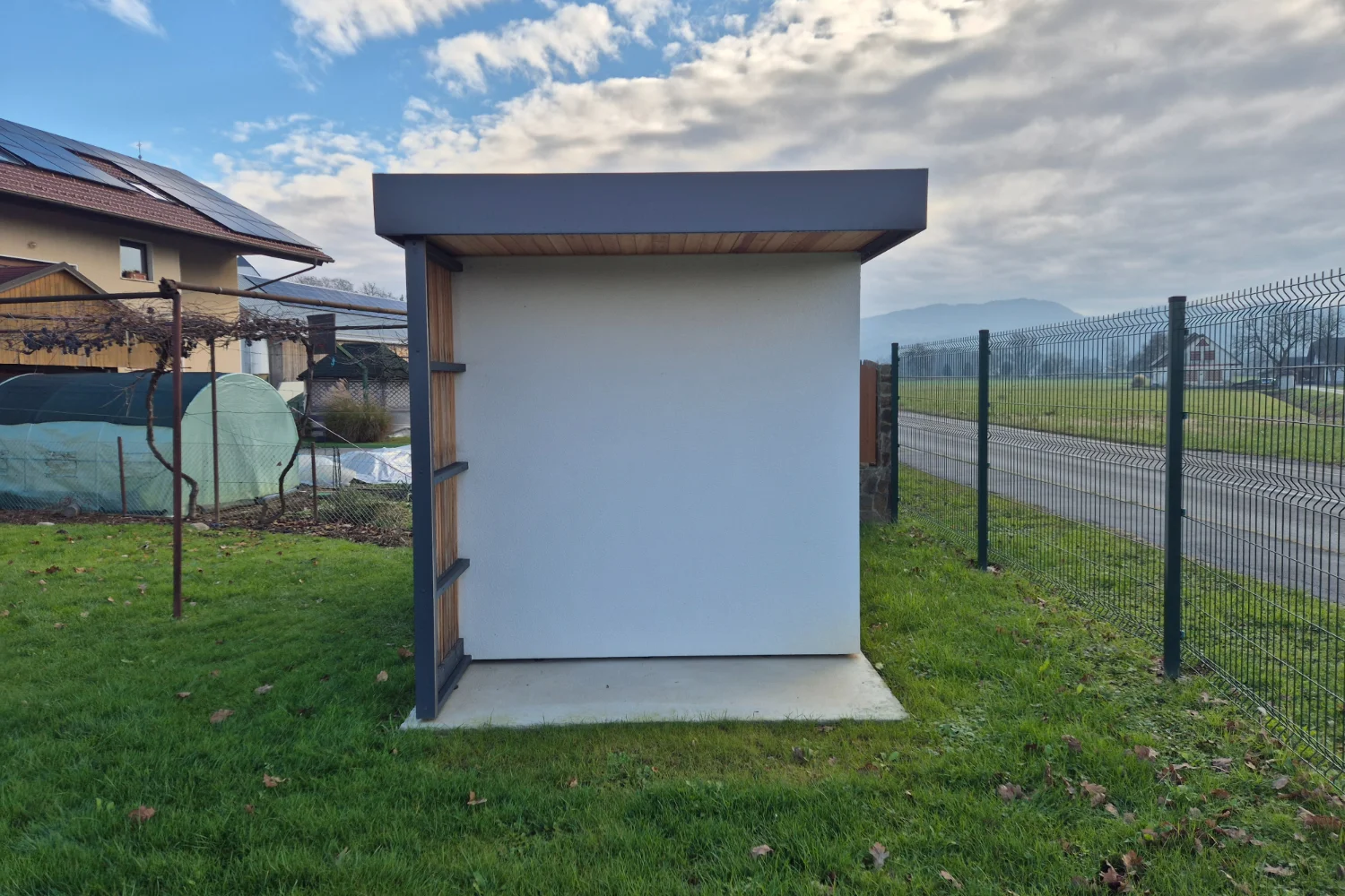 vrtan hiska s strani