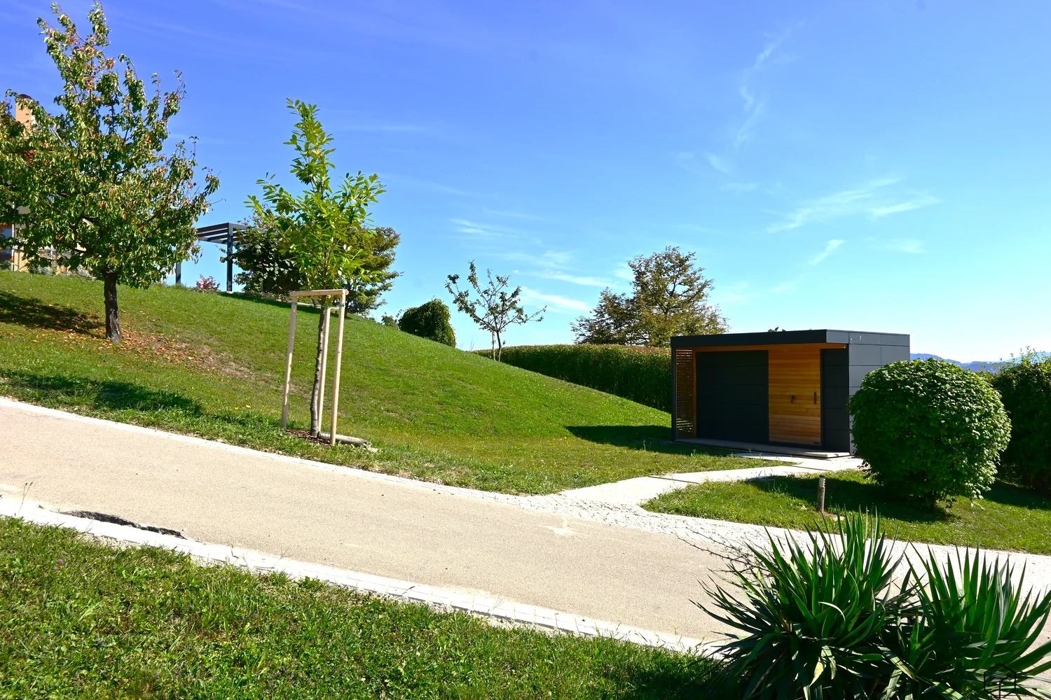 Minimalističen modern vrt