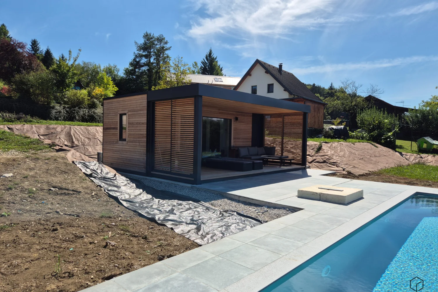 Bazen ob modularni hiški s pogledom na jezero