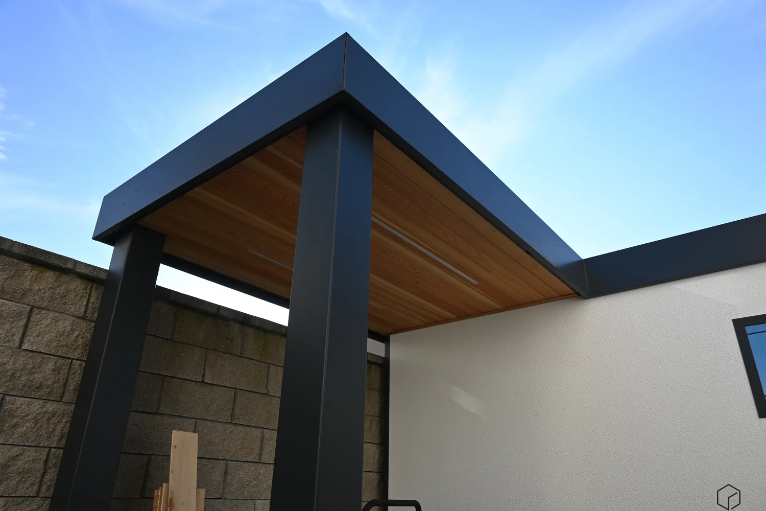 Nadstre&scaron;ek pri vrtni uti