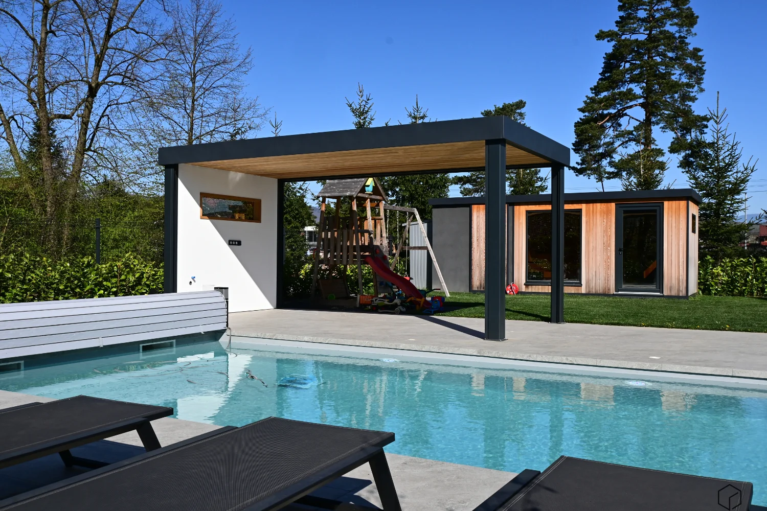 pergola in savna cubie ob bazenu