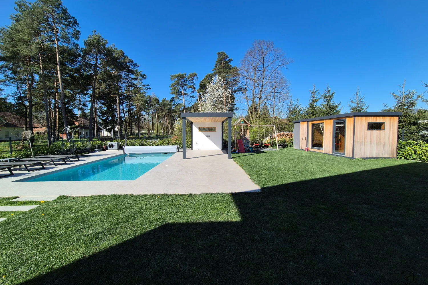 pergola in savna ob bazenu