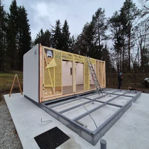 nivelirno dno pri modularni hi&scaron;i s perforirano mrežico
