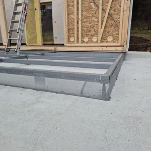 nivelirno dno pri modularni hi&scaron;i s perforirano mrežico