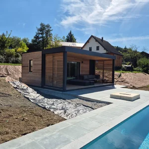 Bazen ob modularni hiški s pogledom na jezero