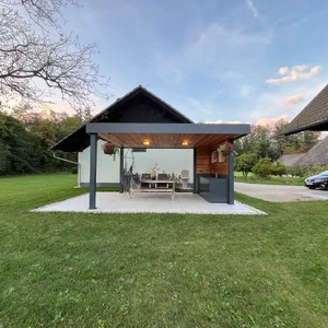 pergola na vrtu