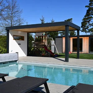 pergola in savna cubie ob bazenu