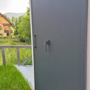 pločevinasta vrata vrtne hiške