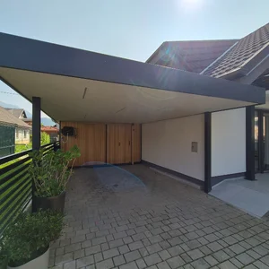Vrtna hi&scaron;ka z nadstre&scaron;kom ob hi&scaron;i