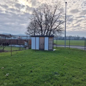 vrtna hiska na travi