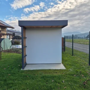 vrtan hiska s strani