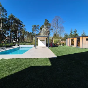 pergola in savna ob bazenu