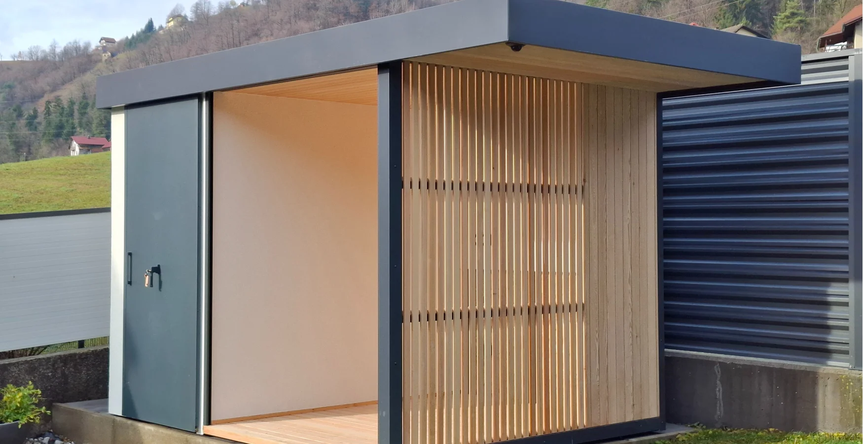 Vrtna lopa z nadstre&scaron;kom Parma