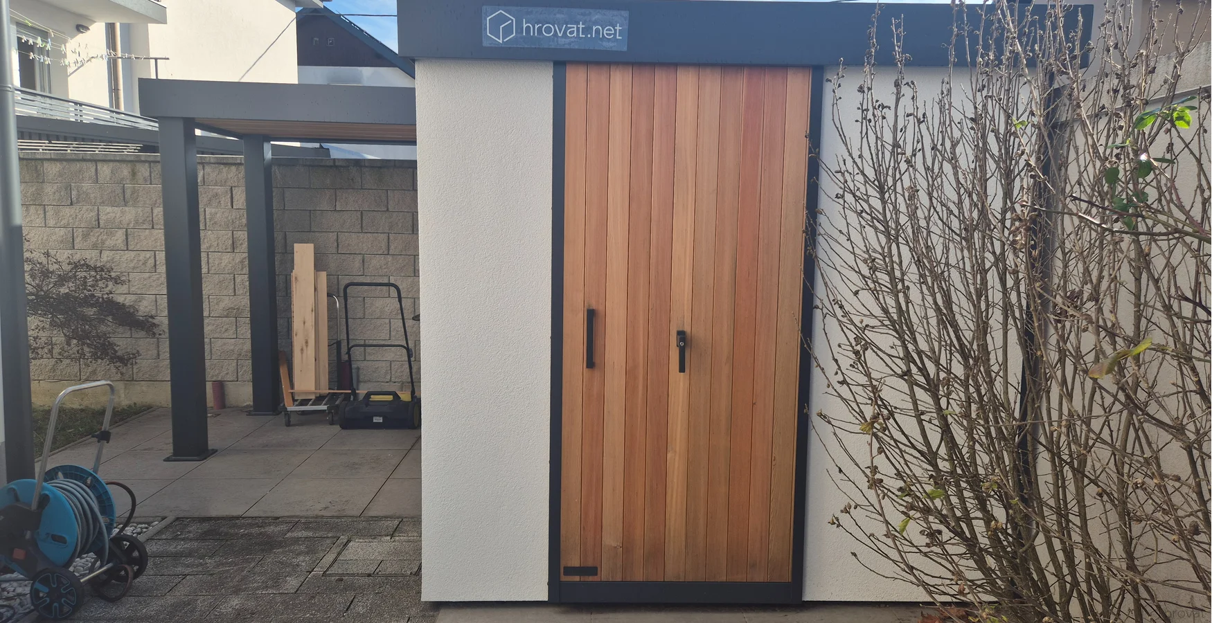 Vrtna uta z nadstre&scaron;kom Melk