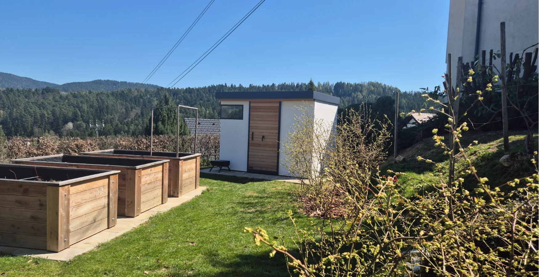 Vrtna lopa s kotnim oknom