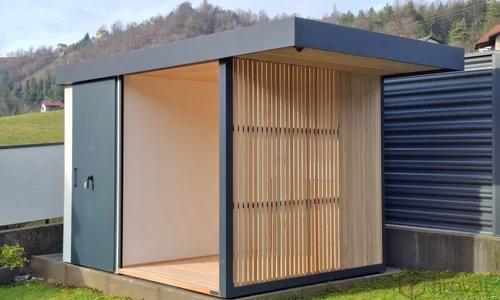 Vrtna lopa z nadstre&scaron;kom Parma