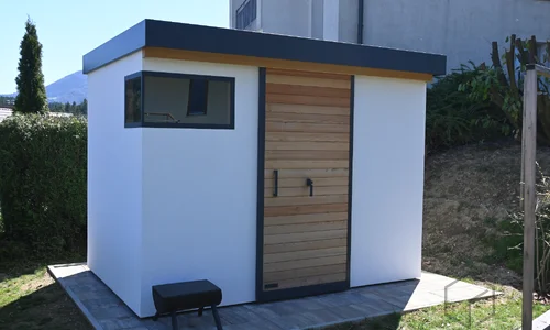 Vrtna lopa s kotnim oknom