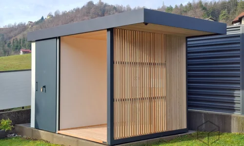 Vrtna lopa z nadstre&scaron;kom Parma